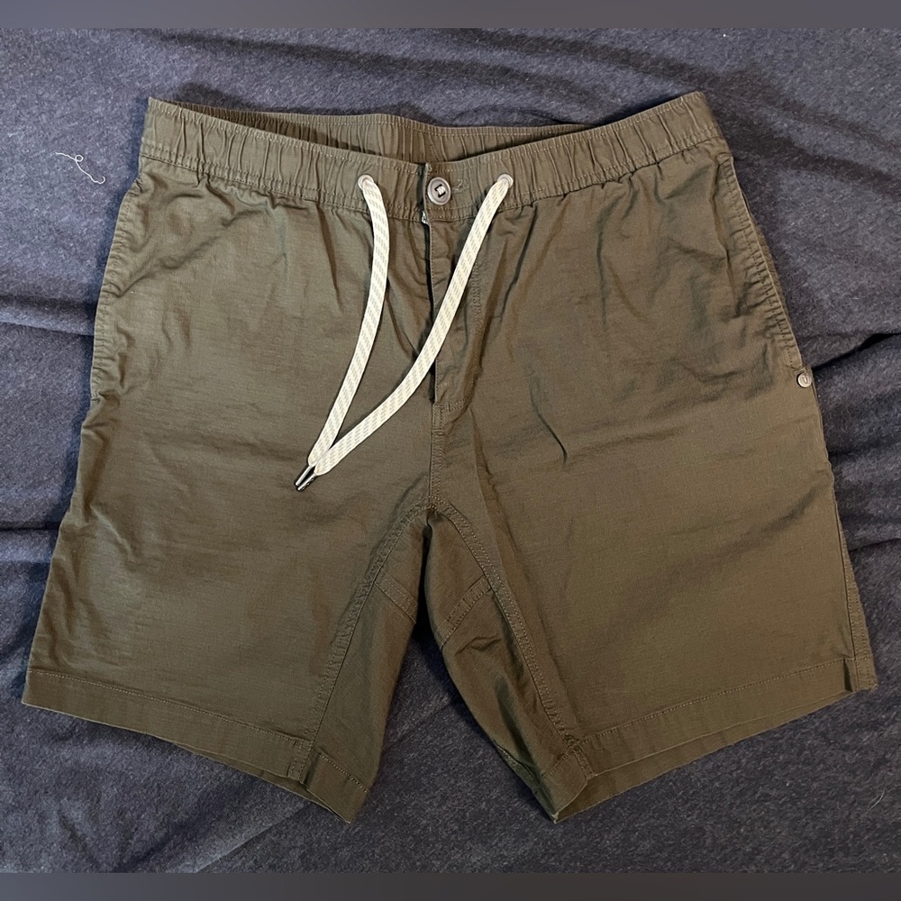 Vuori Rip-Stop Shorts  size large - perfect condition - color Dark Oregano